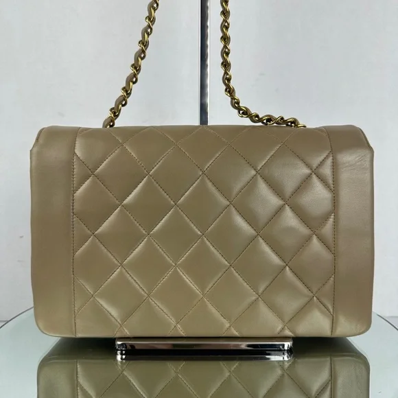 CHANEL DIANA FLAP BAG MEDIUM GHW - Picture 3 of 15